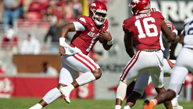 KJ Jefferson (1) of the Arkansas Razorbacks runs the ball in the first half while getting a block from receiver Treylon Burks during a game against the Auburn Tigers at Donald W. Reynolds Razorback Stadium.